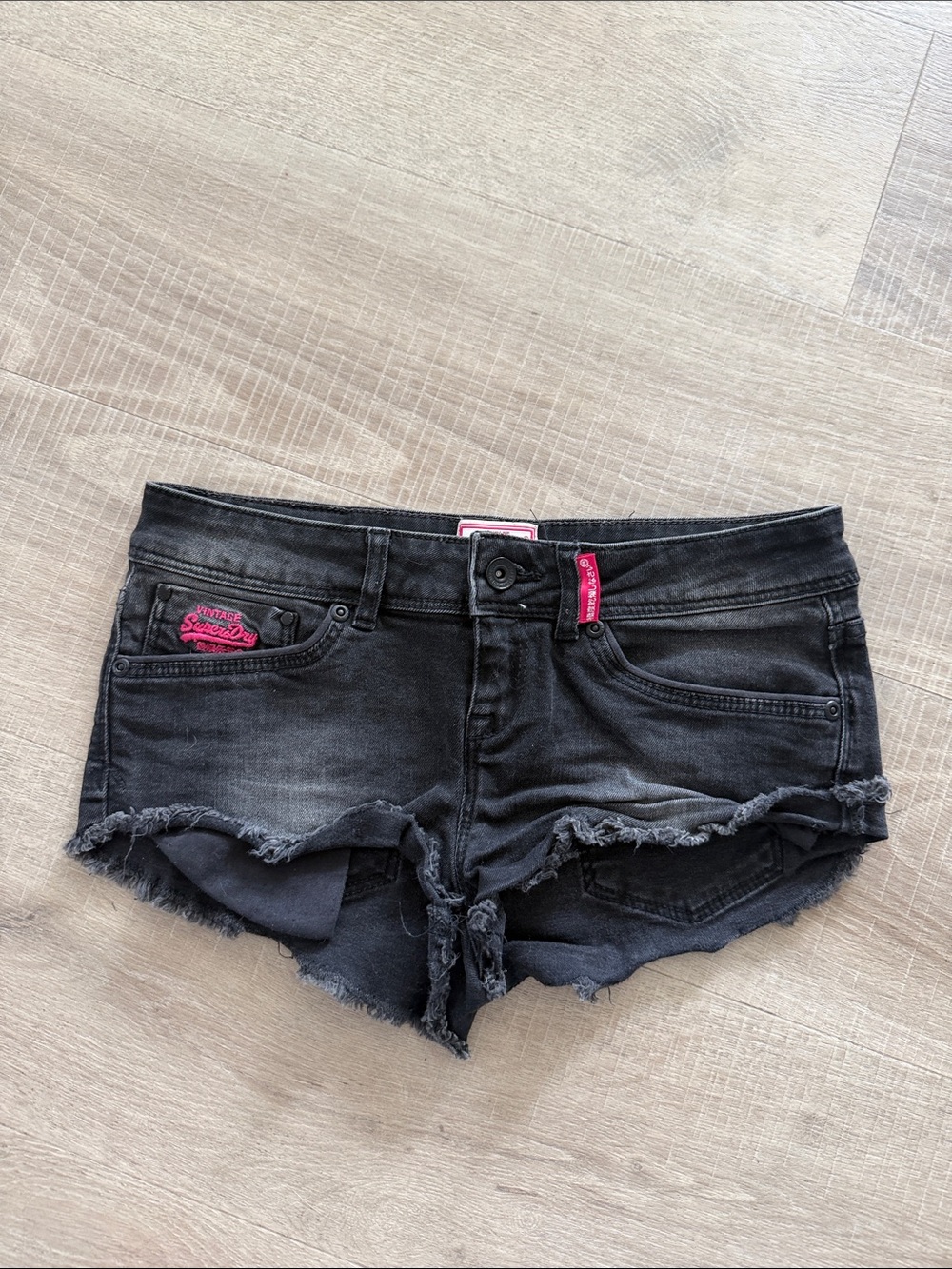 Superdry Women’s Hot Pant black Denim Cutoff Shorts with and pockets. Size 26